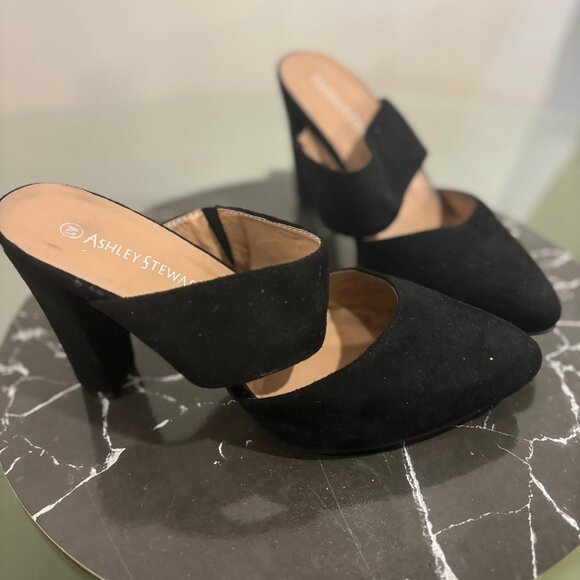 Black Velvet heels. 10W - Picture 4 of 4